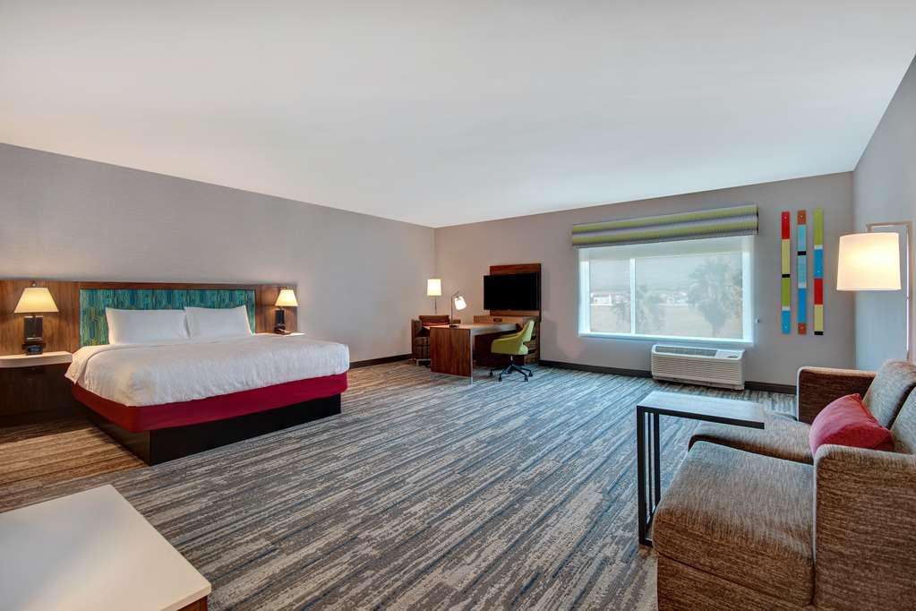 Hampton Inn & Suites Ontario Rancho Cucamonga Room photo